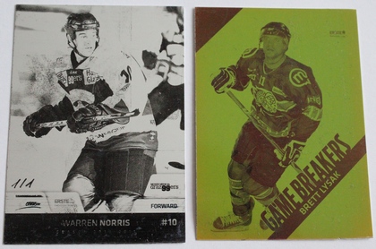 Pressplate einer Basiskarte (links) und einer Game Breaker Insert Card (rechts).